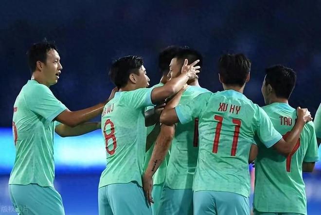 ESPN颁奖典礼谷爱凌为布伦森颁发最佳冠军表现奖